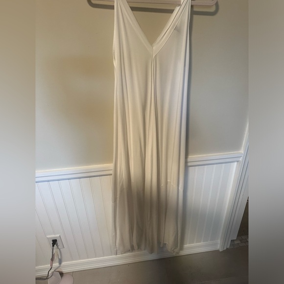 White flowy dress - Picture 6 of 8